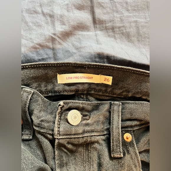 Black, low rise Levi jeans - Picture 4 of 4